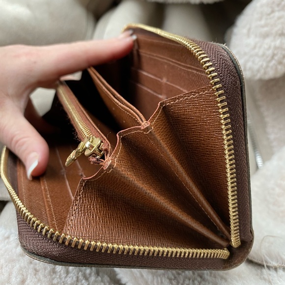 LOUIS VUITTON ZIPPY WALLET - Picture 10 of 11
